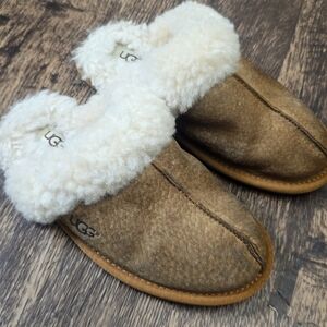 💥UGG slippers sz 5 fuzzy fur lined
